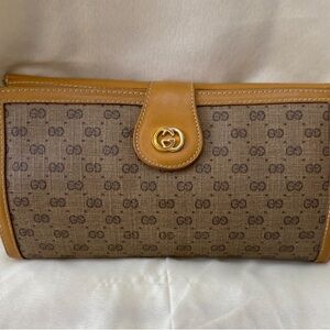 Gucci vintage, one owner, early 1980s wallet in excellent condition.